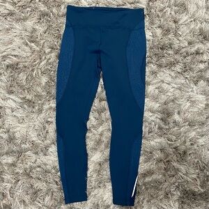 Lululemon women cold pacer blue tone on tone high rise leggings. Size 8. NWOT.